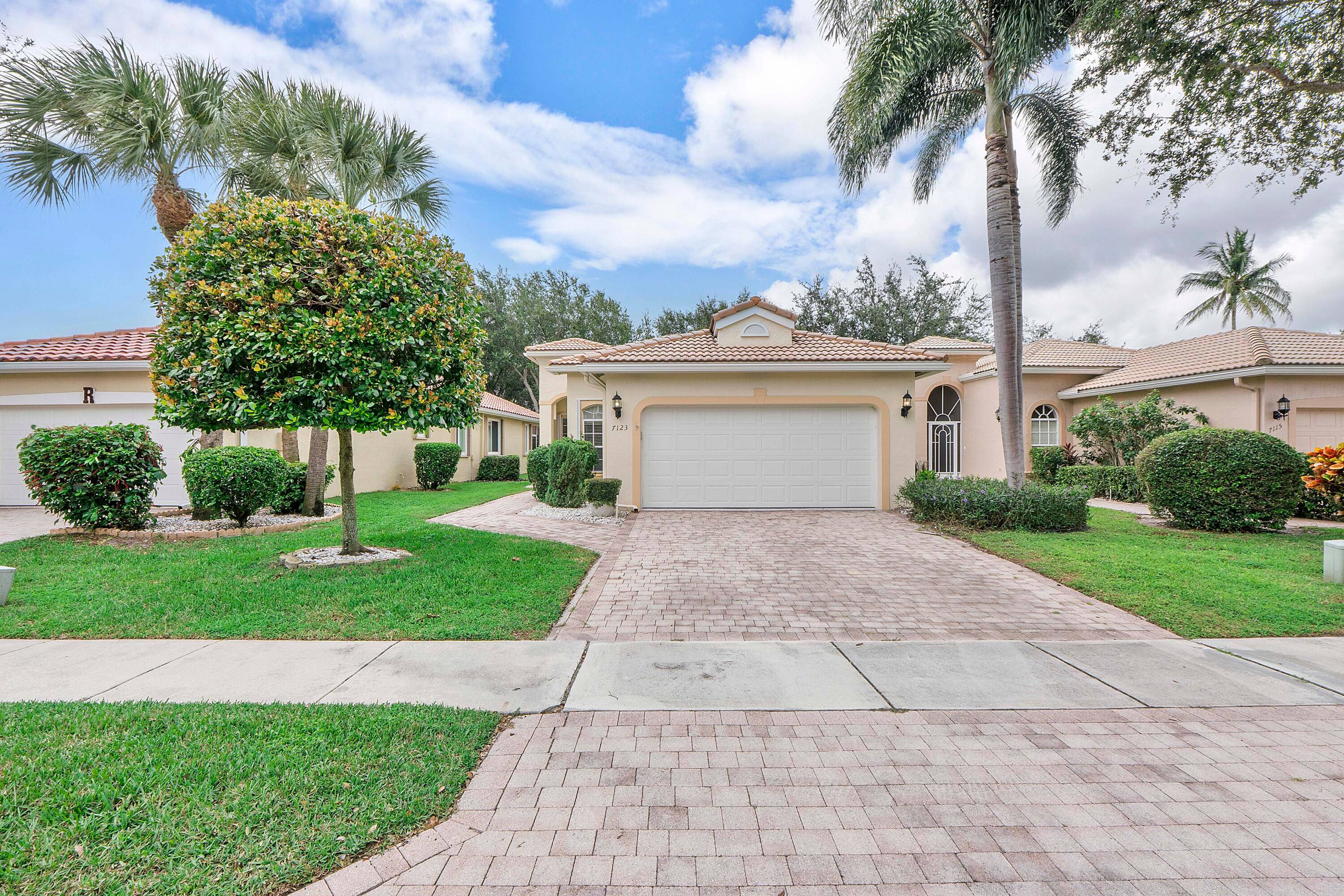 Enjoy the fabulous lifestyle in beautiful Villa Borghese that offers a dynamic 18, 000 sq' clubhouse with a heated pool, spa, game rooms, tennis, pickleball courts and more.