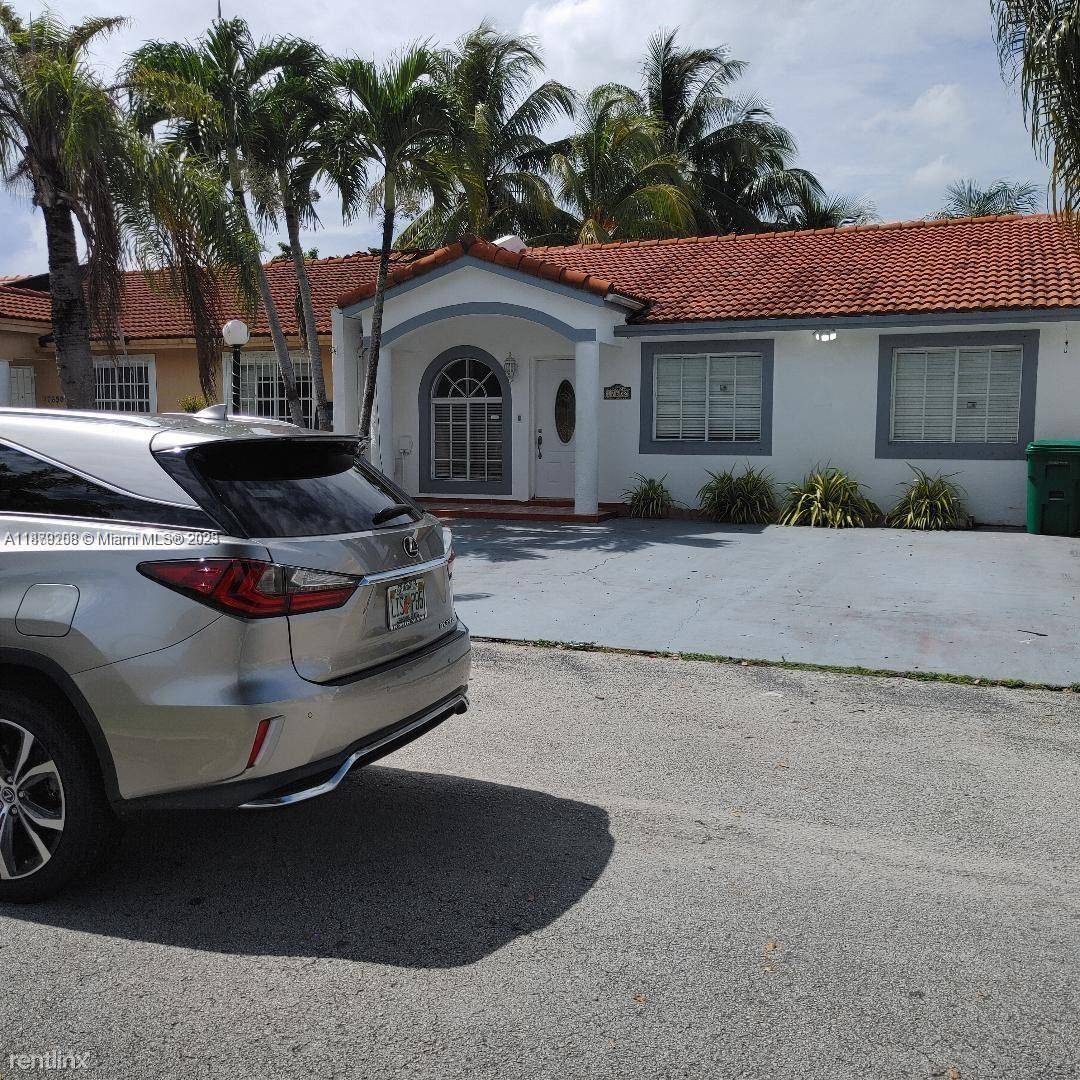 Do not miss the opportunity to purchase this beautiful and well kept property, excellent for first time buyers in a very quiet but central location in Miami Lake.