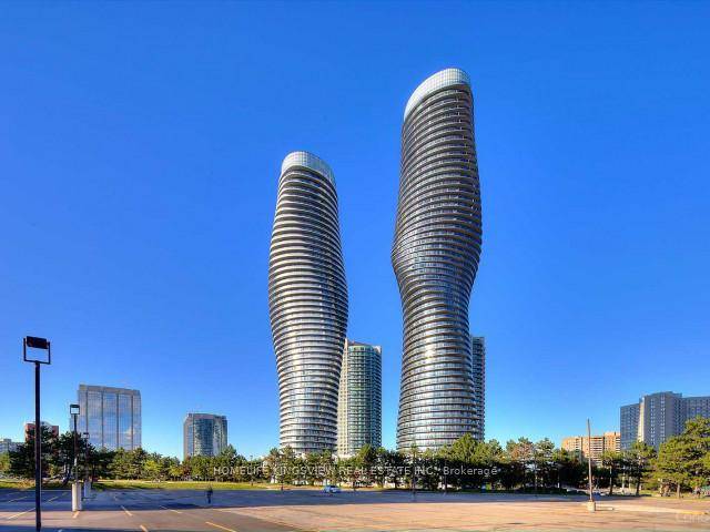 PRIME LOCATION ! Marilyn Monroe Landmark Tower.