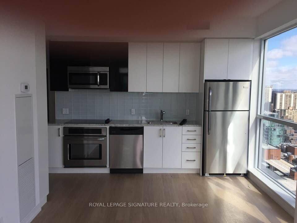 Modern 2 Bedroom Southeast corner Unit with Lake Open View.