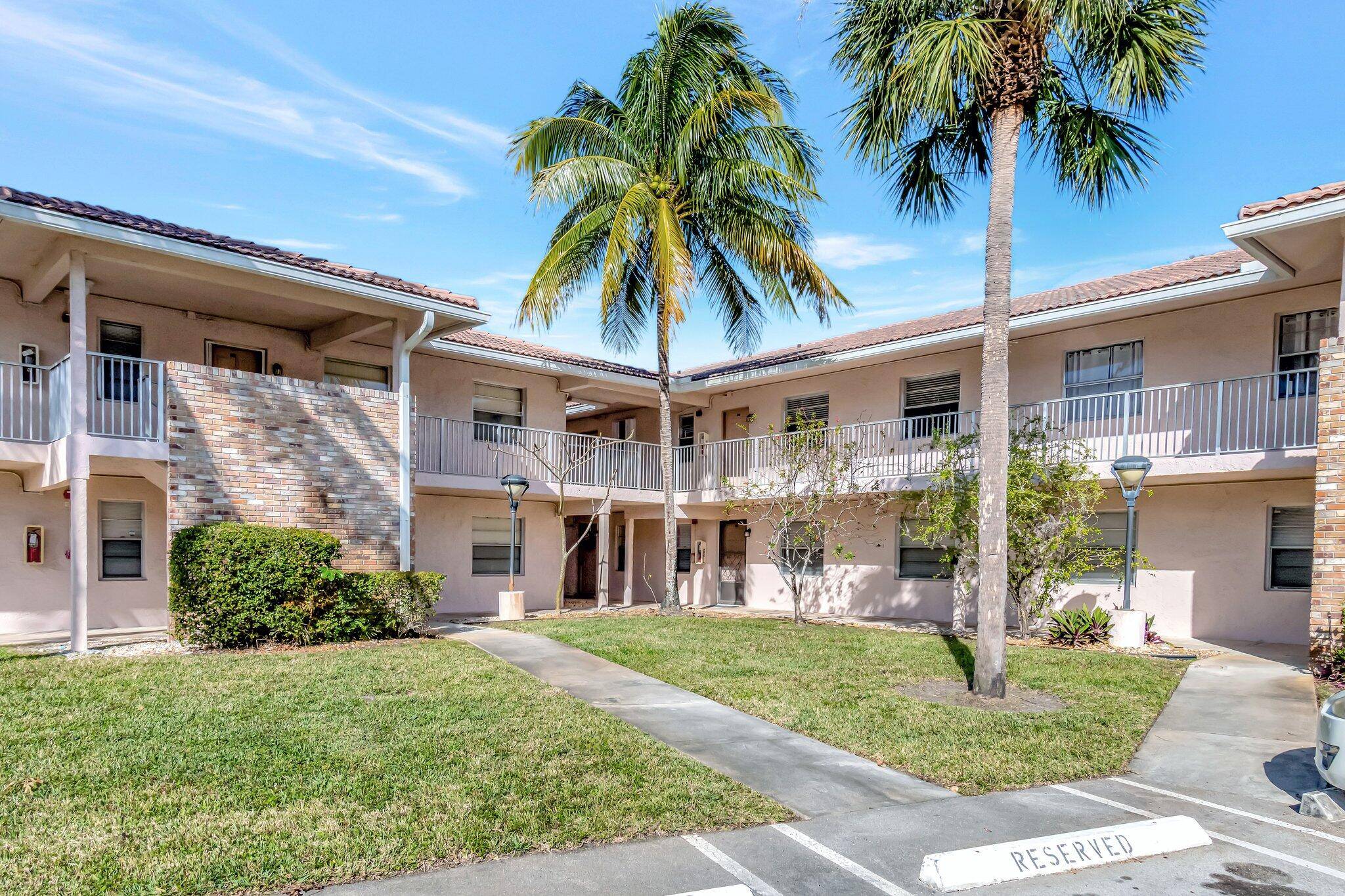 Can Lease Immediately VACANT ON LOCK BOX !