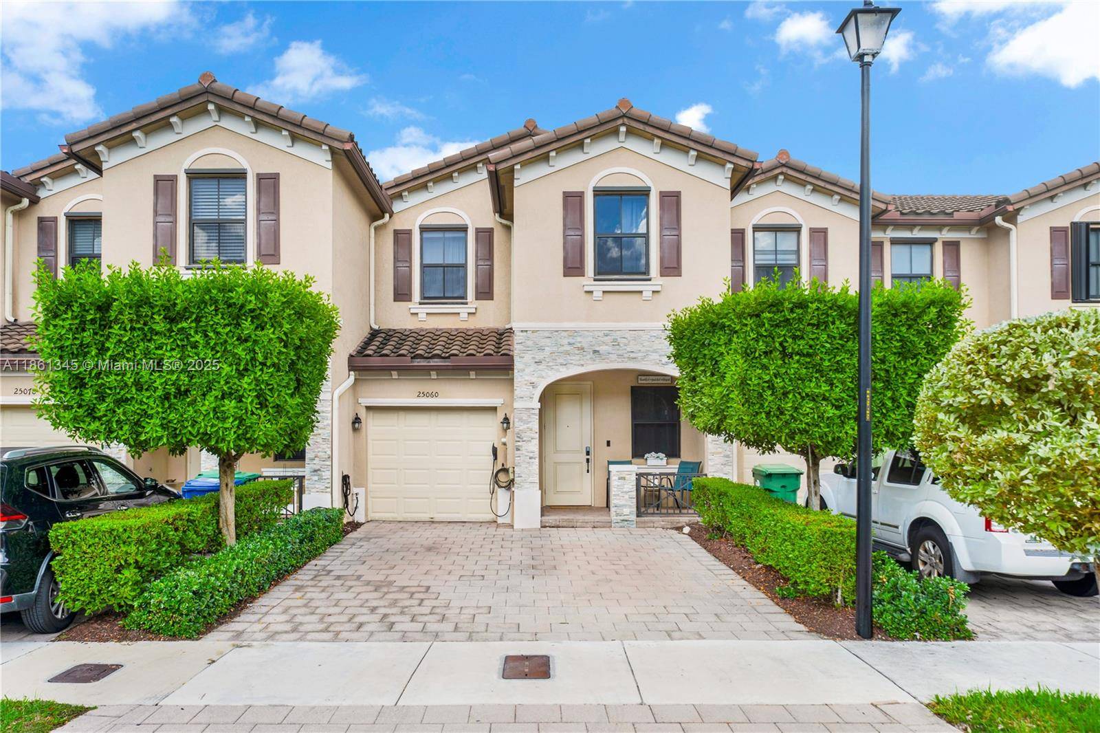Stunning 3 Bedroom, 2. 5 Bathroom Townhome in Sought After Isola Community Welcome to this beautifully maintained 2019 built townhome featuring 3 spacious bedrooms, 2.