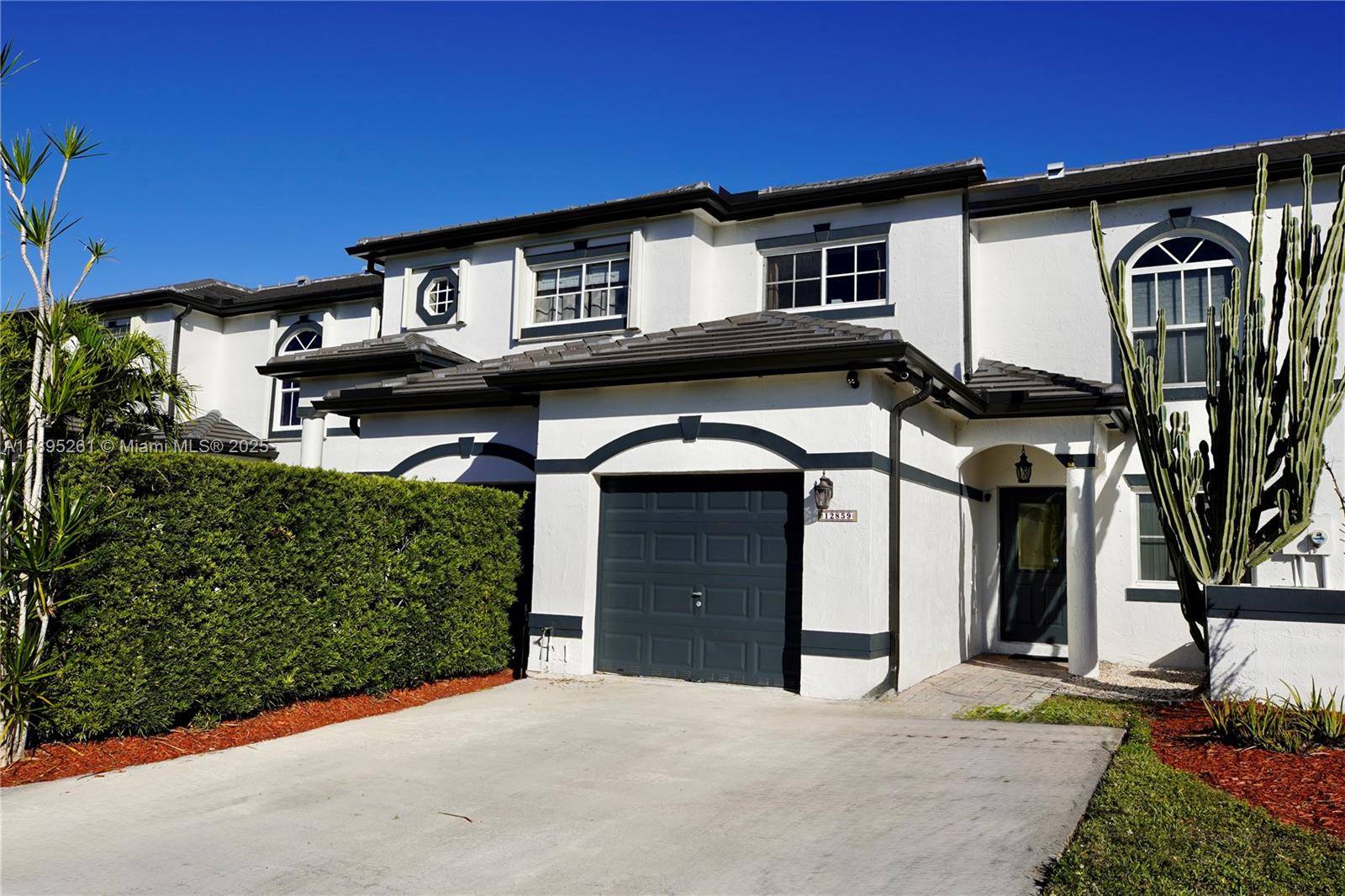 Welcome to this beautiful 3 bedroom, 3 full bathroom townhouse in the sought after Somerset Cove at Vizcaya.