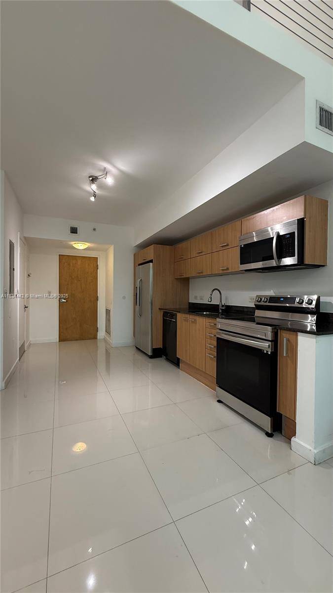 Beautiful and spacious 2 bedroom, 2 bath Loft Style residence in Wind Condominium.