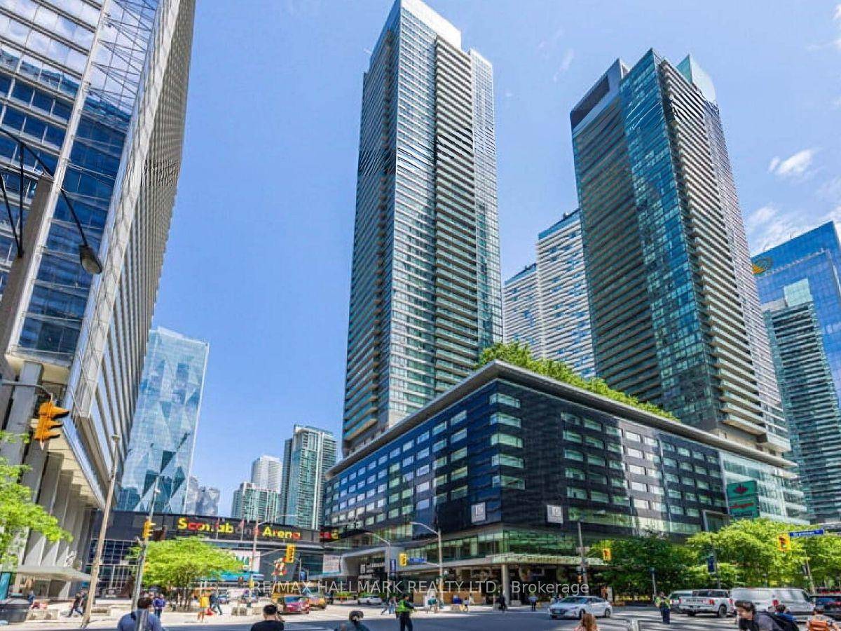 Sleek 1 den with parking in iconic Maple Leaf Square.