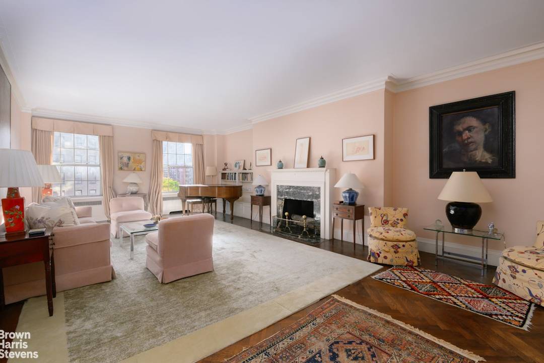 This Candela classic eight with sunny Park Avenue frontage has been lovingly maintained for 50 years.