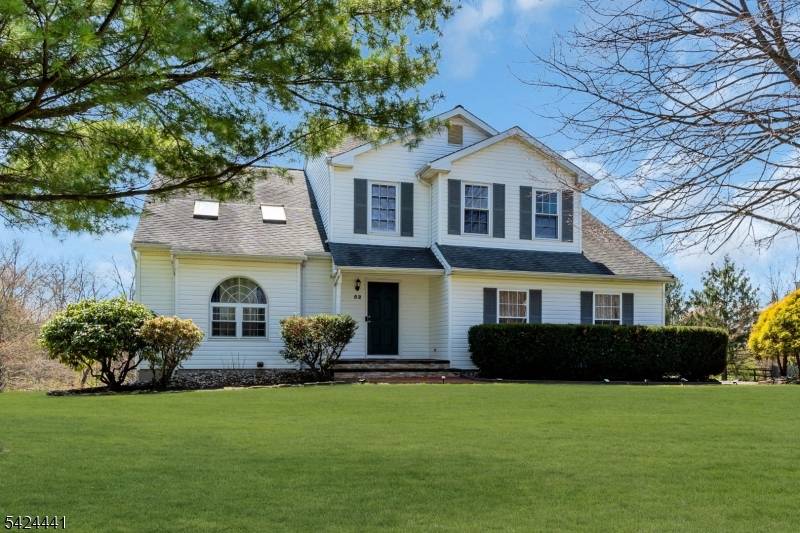 Welcome to this well maintained 3 bedroom, 2.