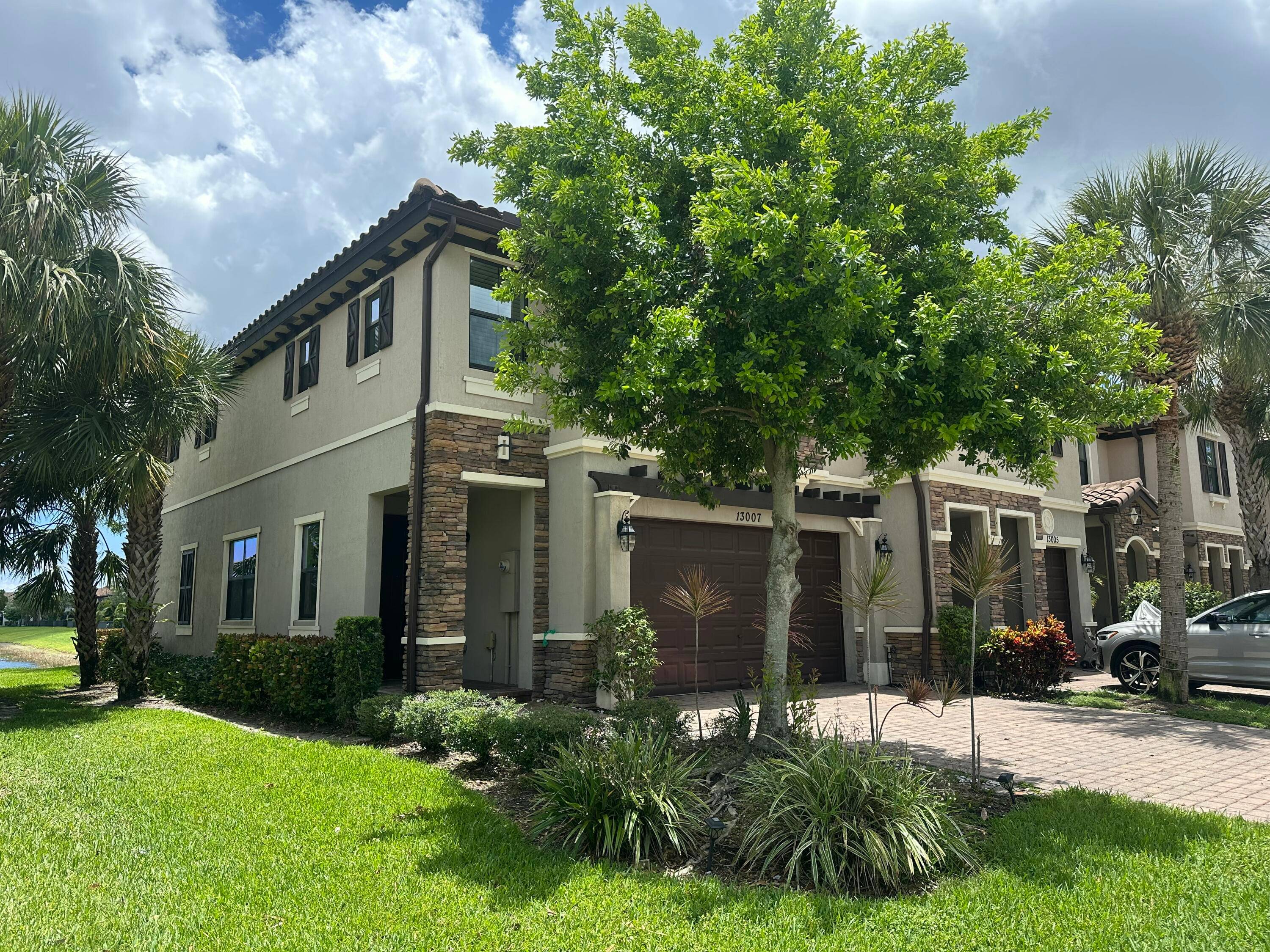 Fabulous 4BR 3. 5BA end unit townhouse in Cambria Parc, Boynton Beach.