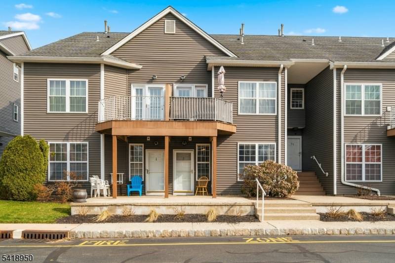 Welcome to this beautifully maintained 2 bedroom, 1.