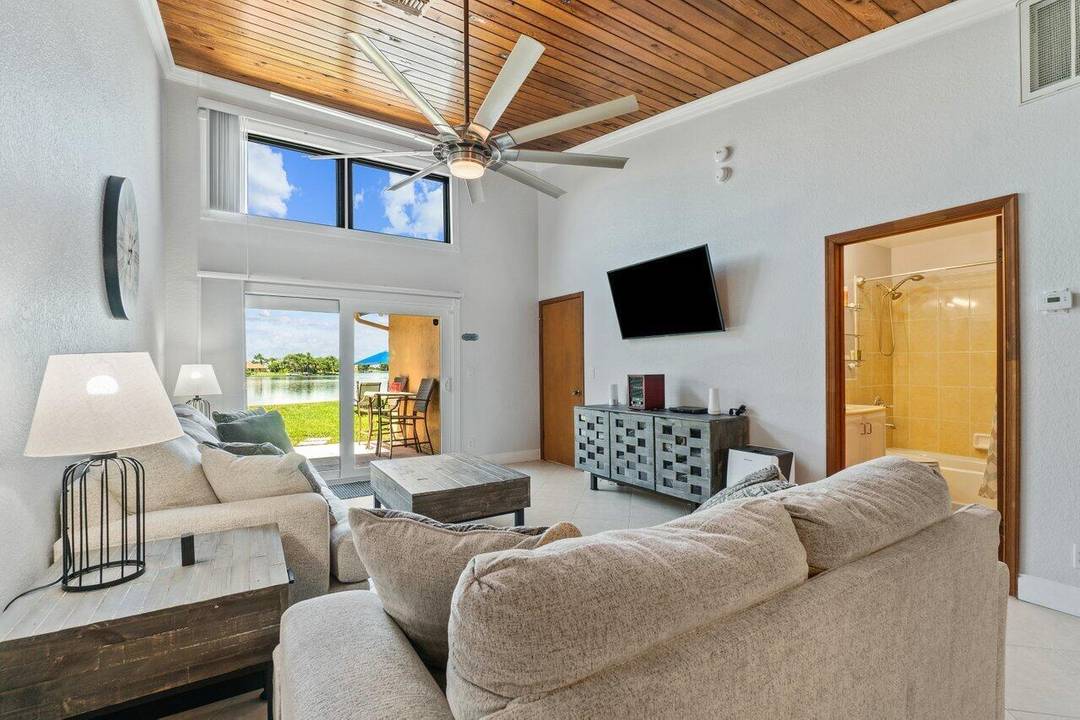 Come look at this stunning and quiet waterfront property on Lake Wellington.