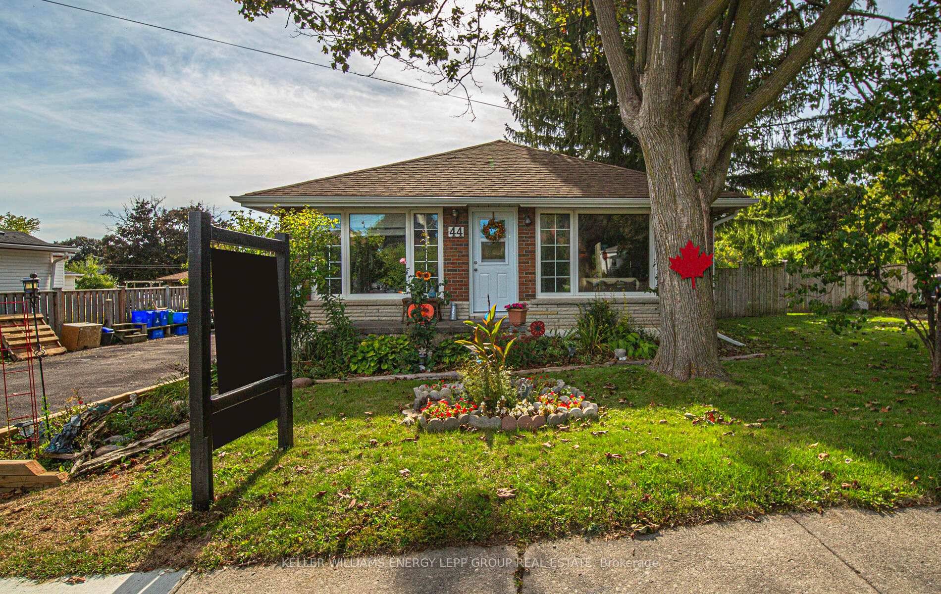 Desirable home in a premium location just seconds from downtown, set in a mature treed neighbourhood with a large 59 foot frontage.
