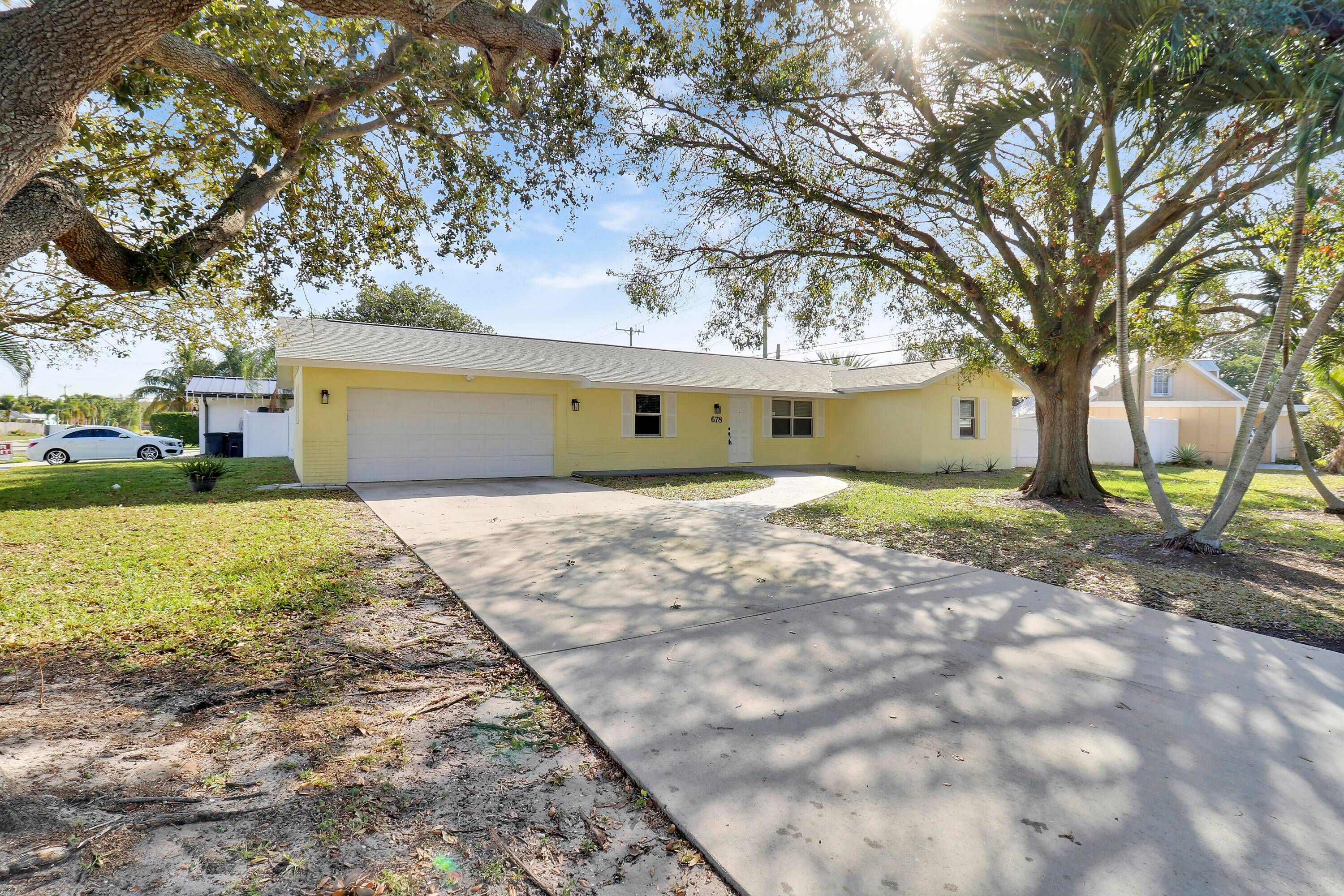 Discover this charming 4 bd, 2 bt single family home, NO HOA in the heart of Palm Beach Gardens !