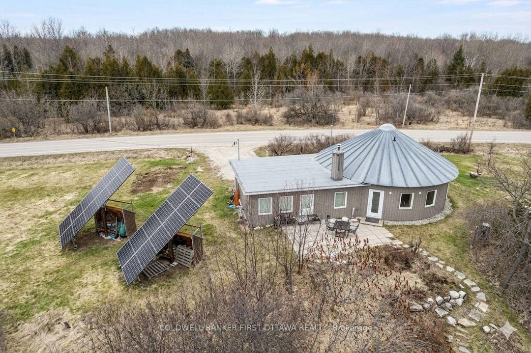 Paddler's Paradise ! Modern roundhouse living on 7.
