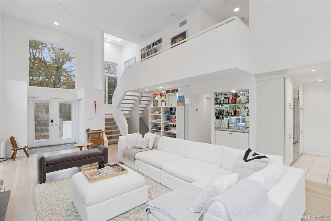 East Hampton Contemporary Oasis with Pool amp ; Private Acreage Discover 17 Lyme Lane, a flawlessly updated contemporary home offering the ultimate private retreat in East Hampton's desirable Northwest Woods.