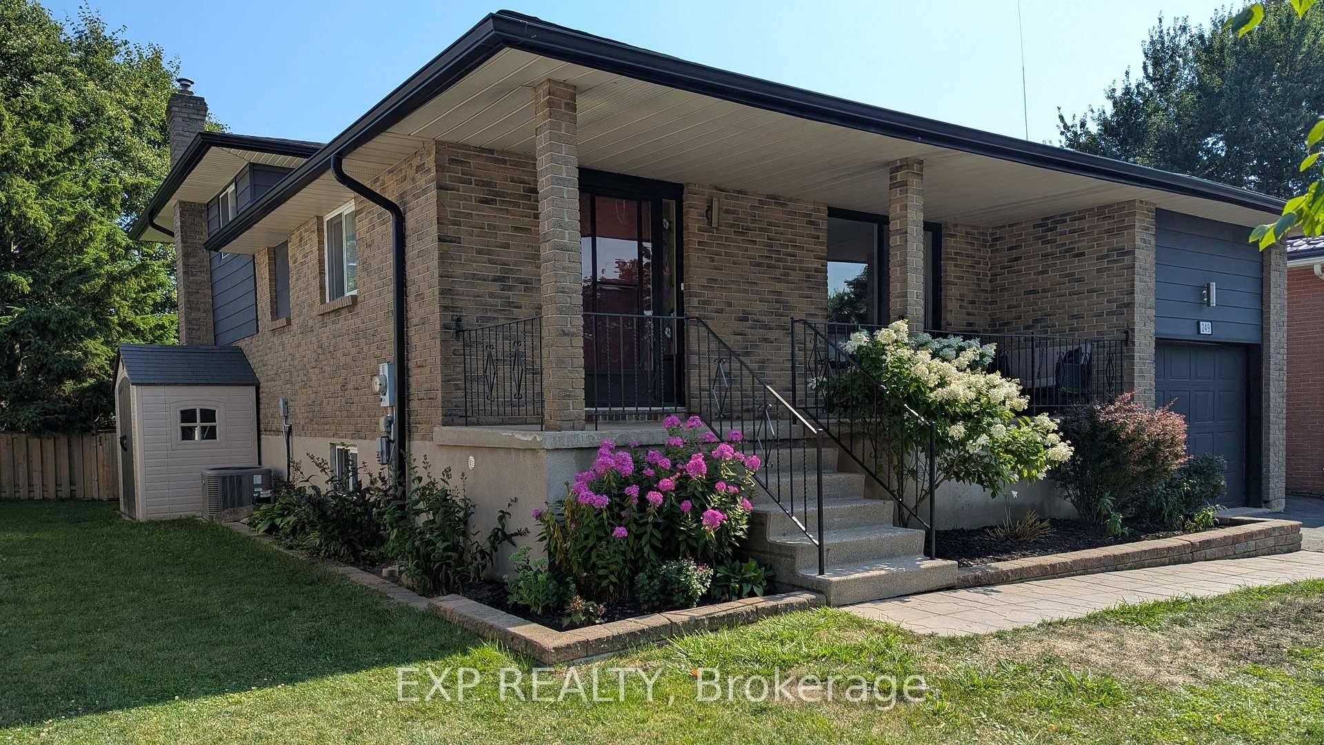 Beautiful Detached 4 Level Backsplit In A Family Friendly MatureNeighbourhood !