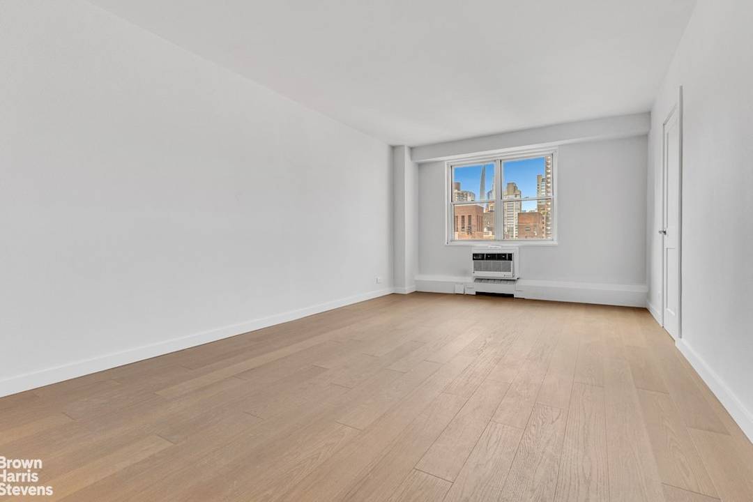 DESIGNER JR2BR 1BTH CONDOP VIEWS GALORE amp ; RENOVATED TO PERFECTION !