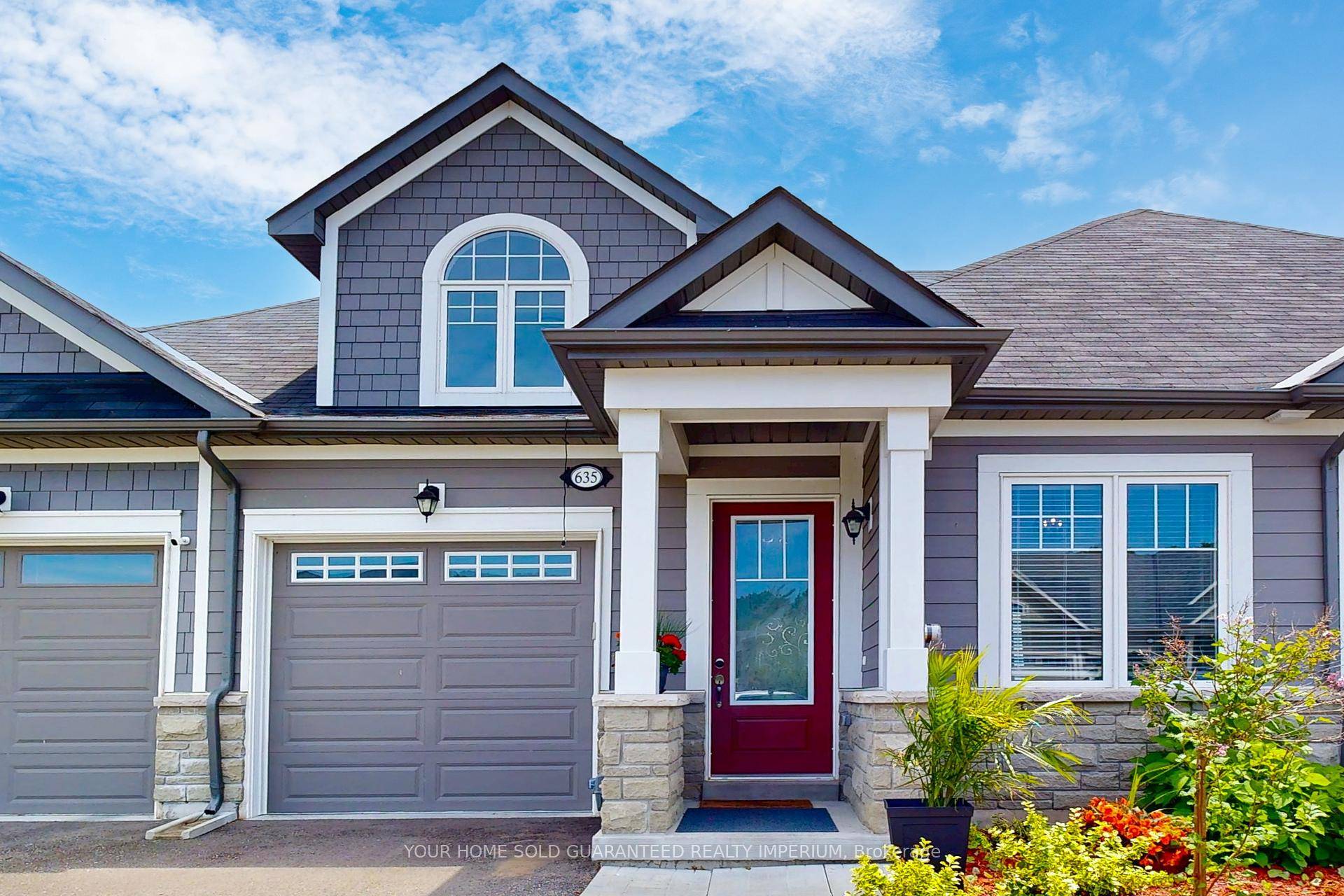 Stunning bright bungaloft backing onto Marina !