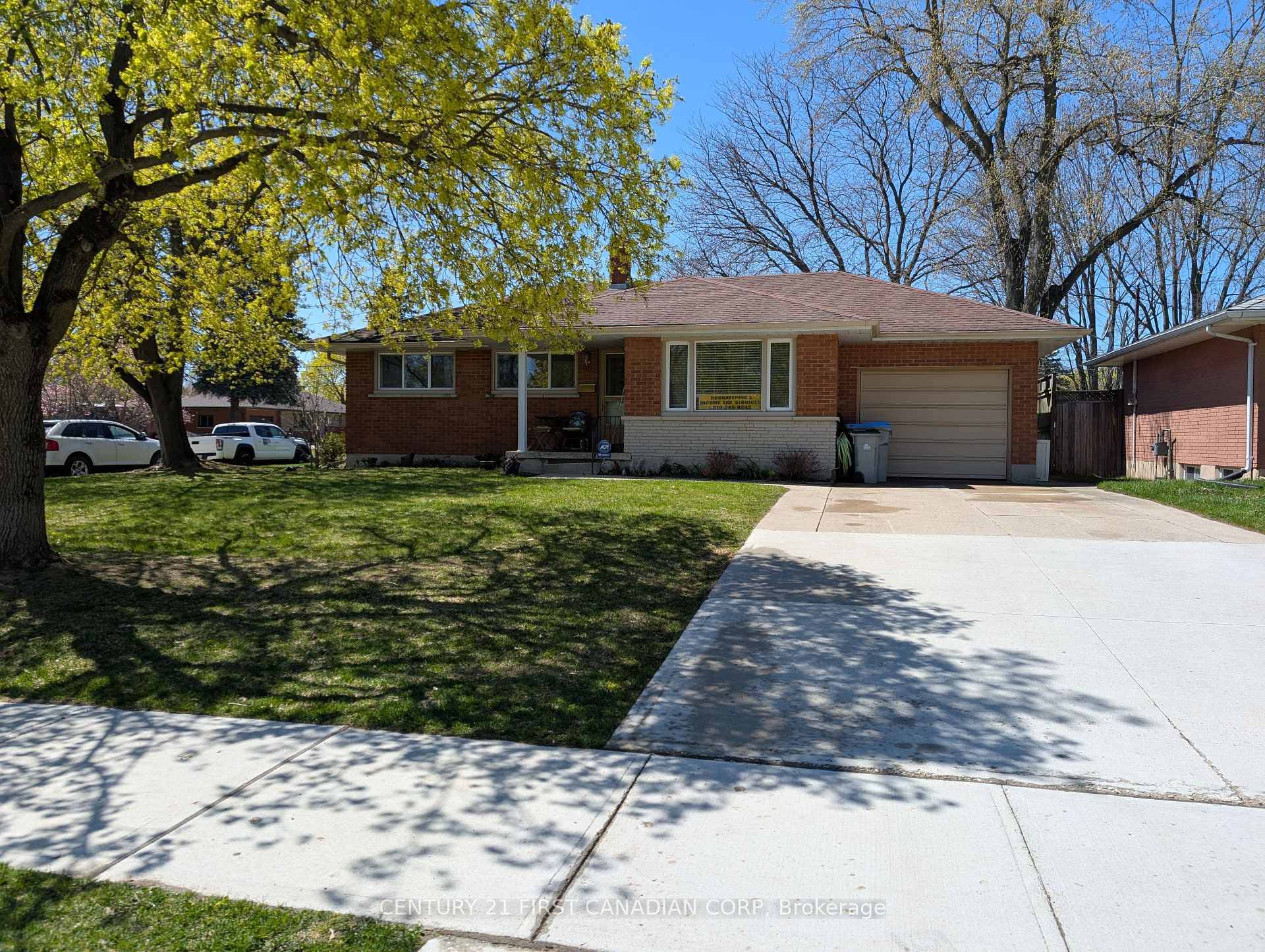 Welcome to 336 Drury Lane, Strathroy !