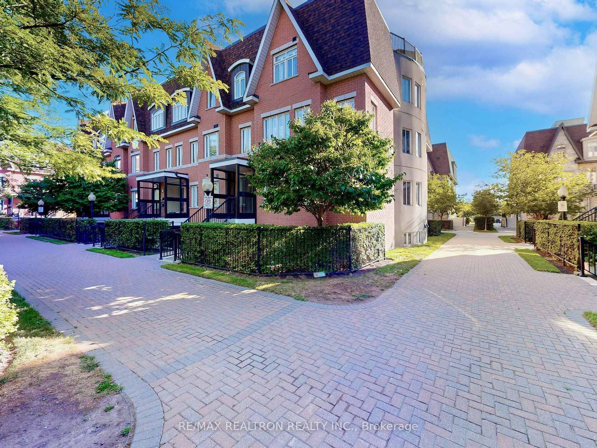 Discover this beautifully maintained end unit townhome in high demand Thornhill, offering 1, 405 sq.