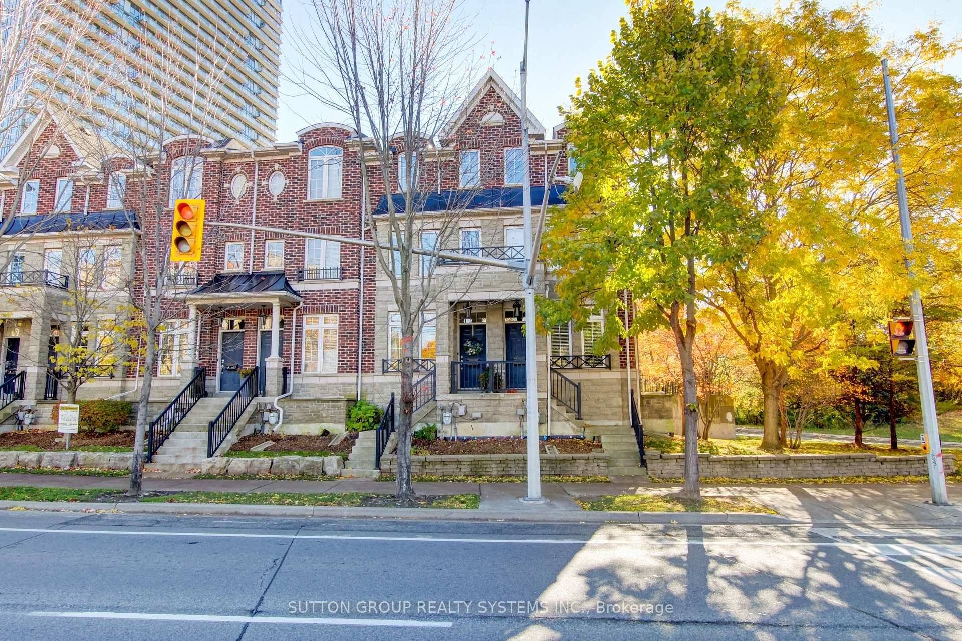 Beautiful, bright amp ; airy three storey townhome in desirable High Park Swansea pocket, open plan main floor with 9' ceilings offers LR, DR, Kit combination with walkout to a ...