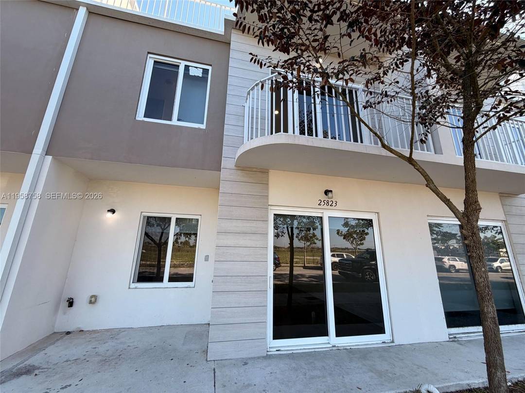 Beautiful townhouse located in Redland Shores, featuring 4 bedrooms, 3.