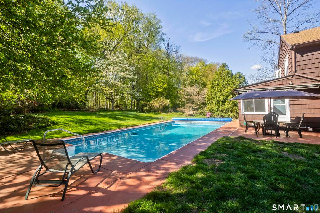 Spacious and beautifully maintained 5 bedroom, 3.