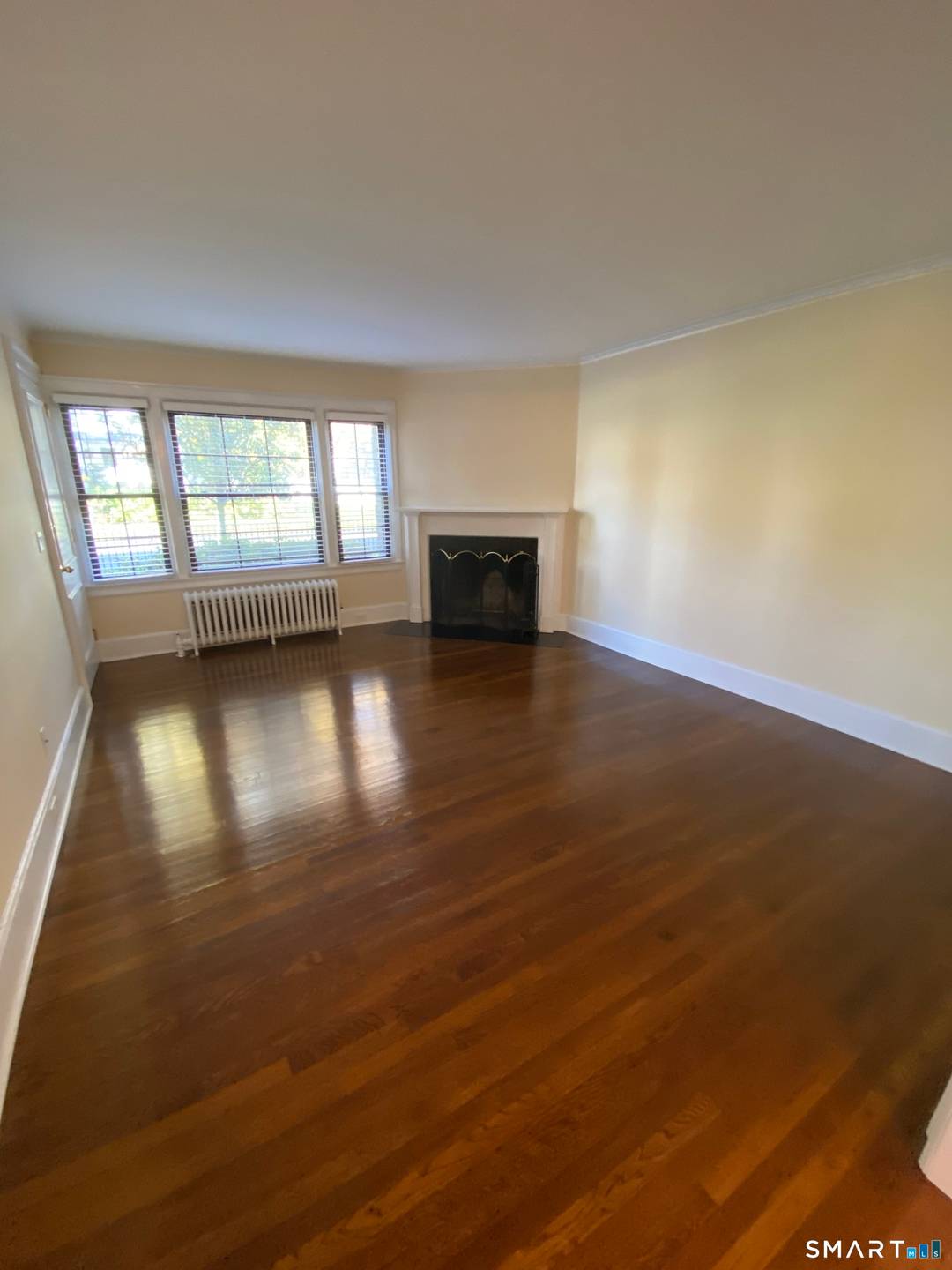 DARIEN APARTMENT LOCATED IN A PRE WAR CLASSIC TUDOR STYLE BUILDING WITHIN WALKING DISTANCE TO TRAIN IS TOTALLY RENOVATED.