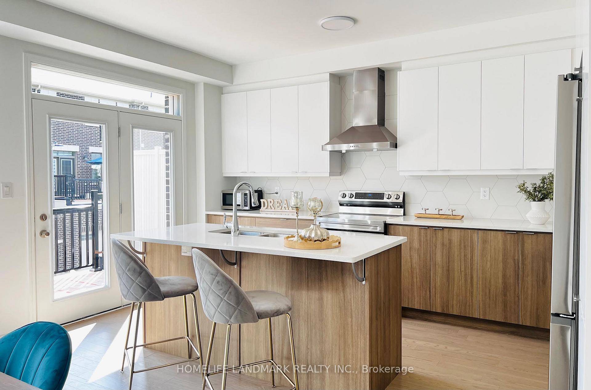 Discover the sophisticated living with This gorgeous freehold townhouse by Mattamy Homes, nestled in Oakville's highly sought after Preserve West community.