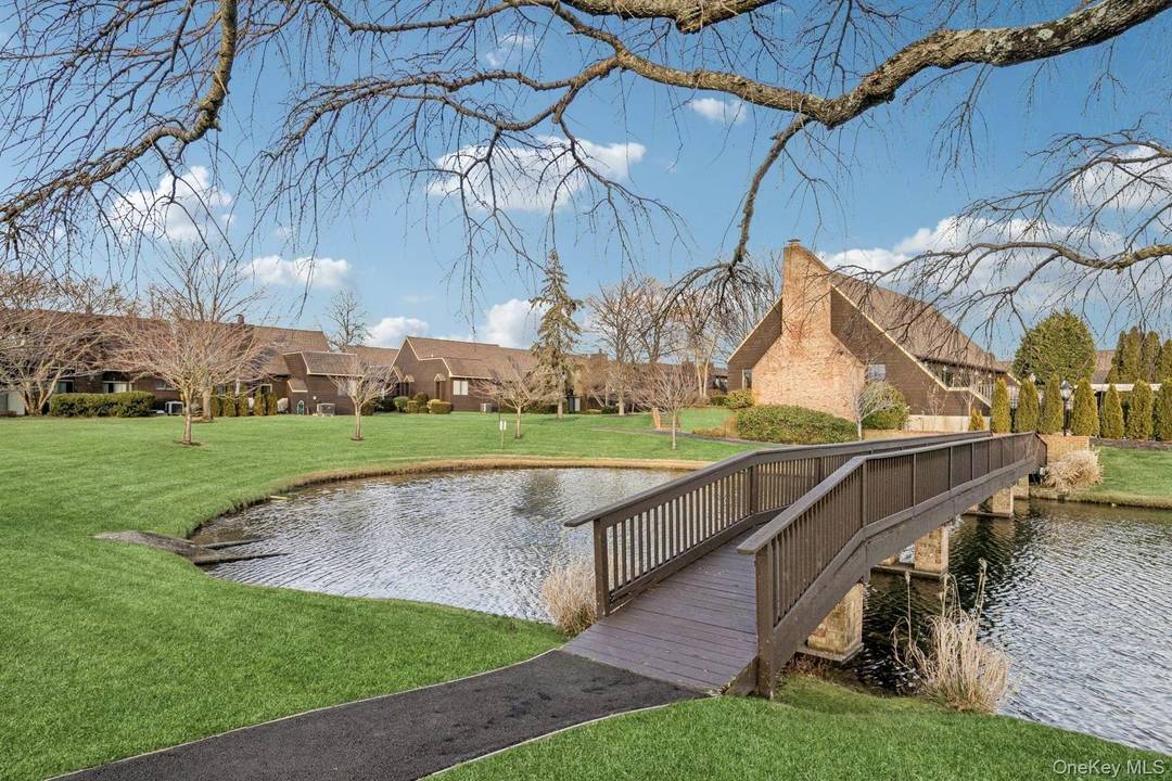 Welcome to this very desirable, sought after Corner Unit on Southgate Circle at Bar Harbour.