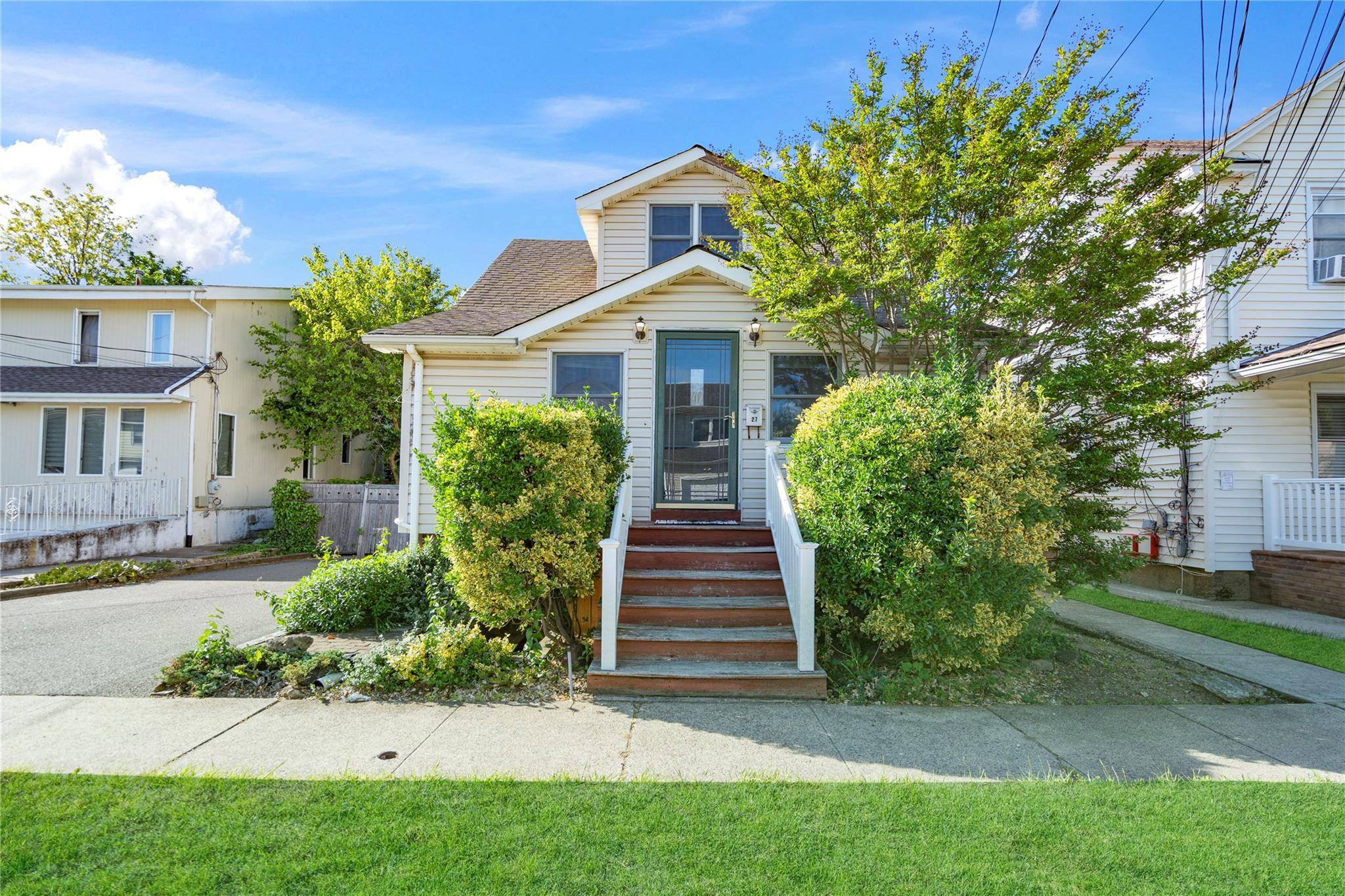 Opportunity to own in convenient location of Greenvale, easily accessible from local shops, public transit and main roads.