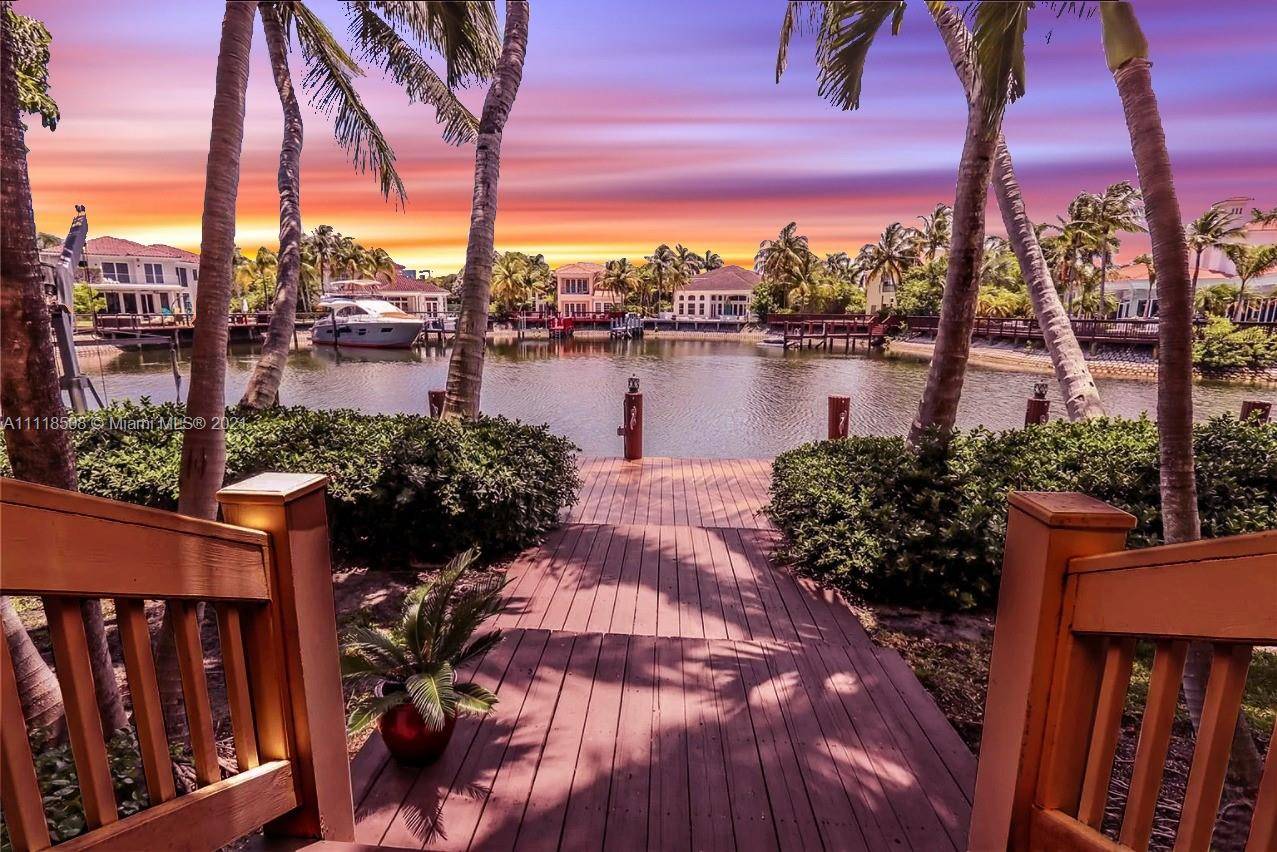 A hidden tropical oasis in the heart of Hollywood !