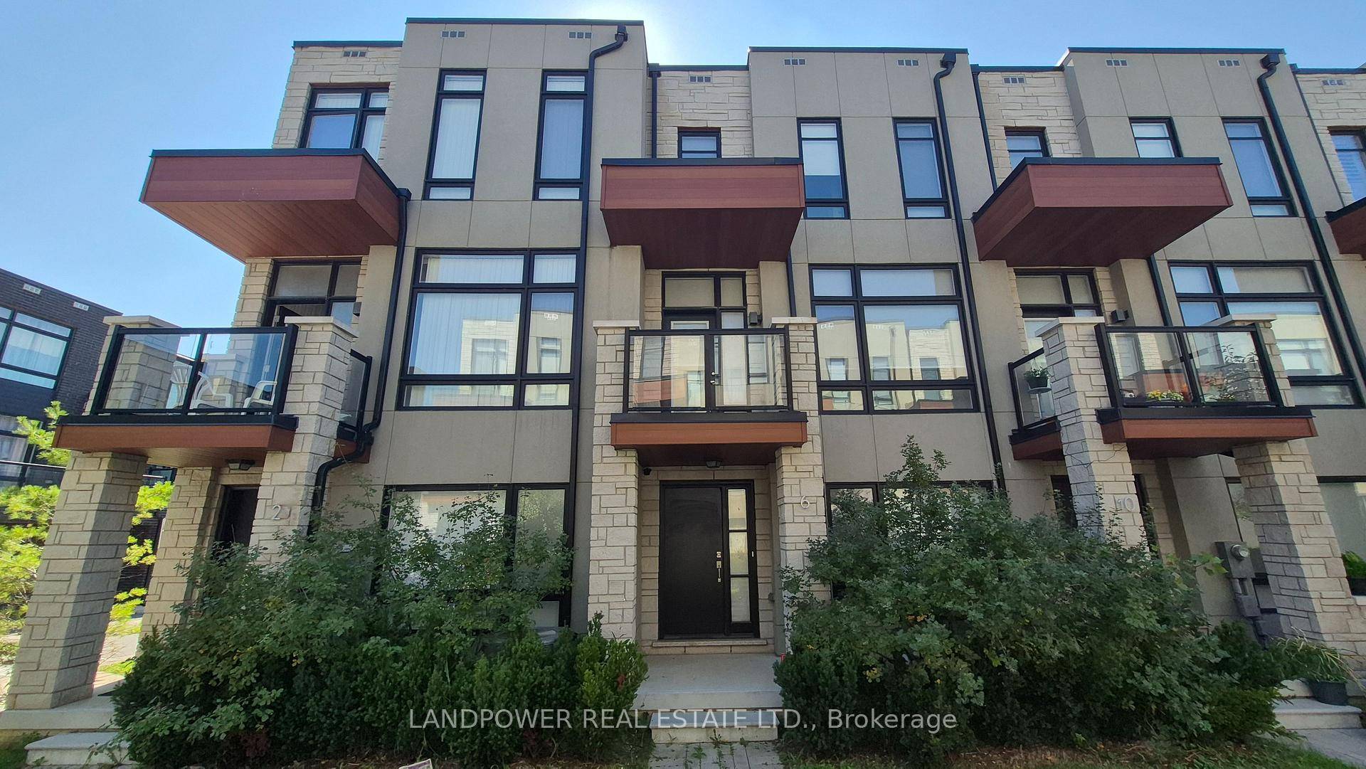 Luxury Townhome Located In Major Mack 400.