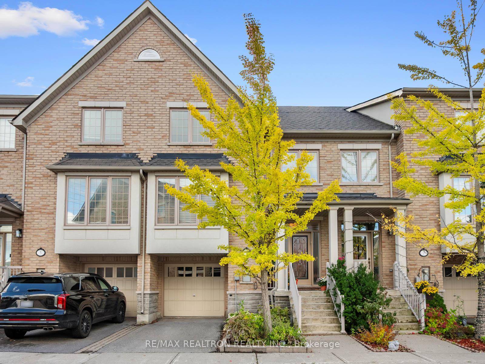 Discover this beautifully updated freehold townhome, tucked away on a quiet, family friendly court in highly sought after Thornhill Woods.