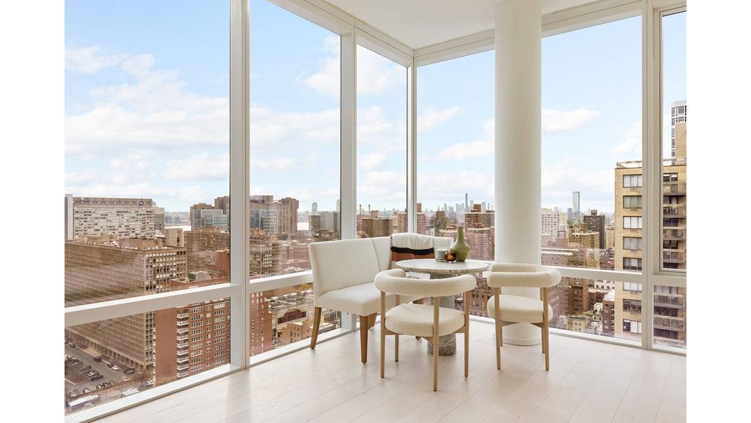 Luxury corner one bedroom home with 10' floor to ceiling windows, and expansive views of the River, Manhattan Skyline and Downtown Brooklyn.