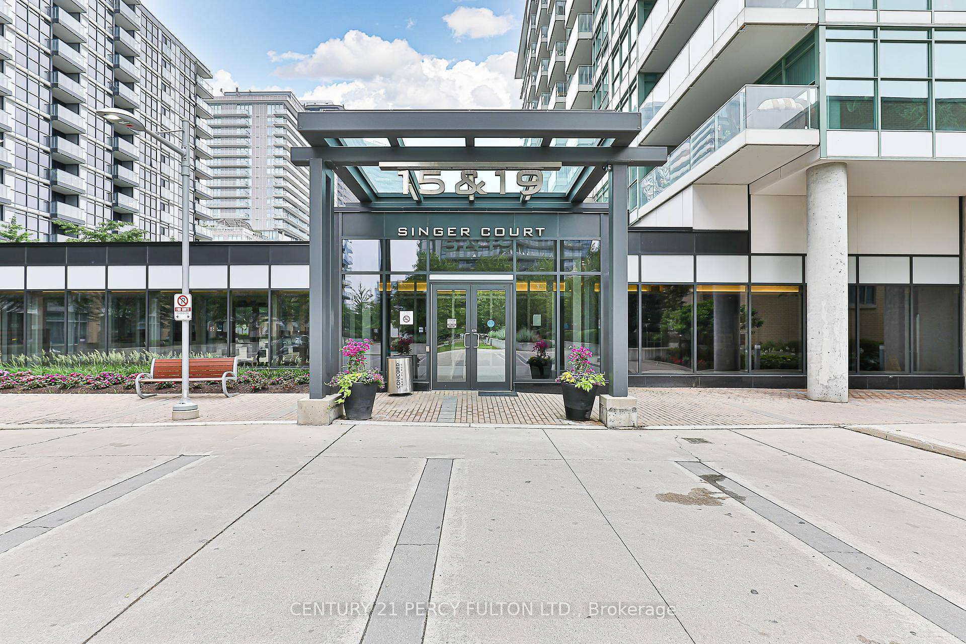 Bright amp ; Spacious One Bedroom Luxury Condo In Concord Park Place Modern Kitchen That Includes A Centre Island W.