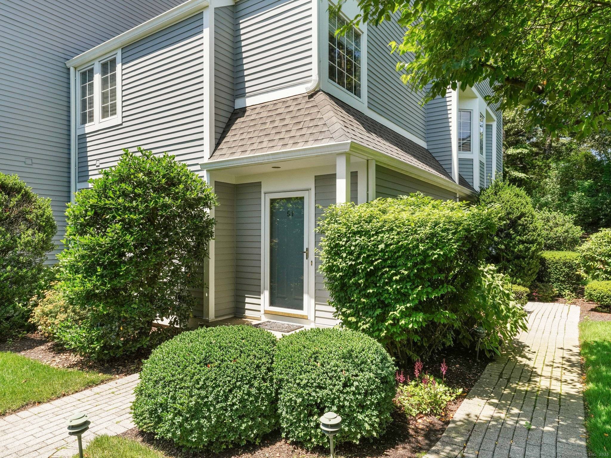 Welcome to Middlesex Commons Darien's most coveted condominium community !
