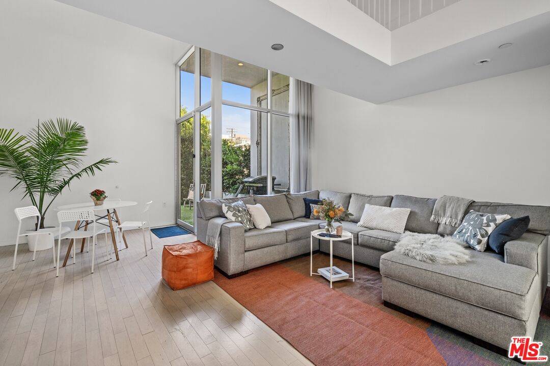 7917   Willoughby Ave 2BR Hollywood Hills East La
