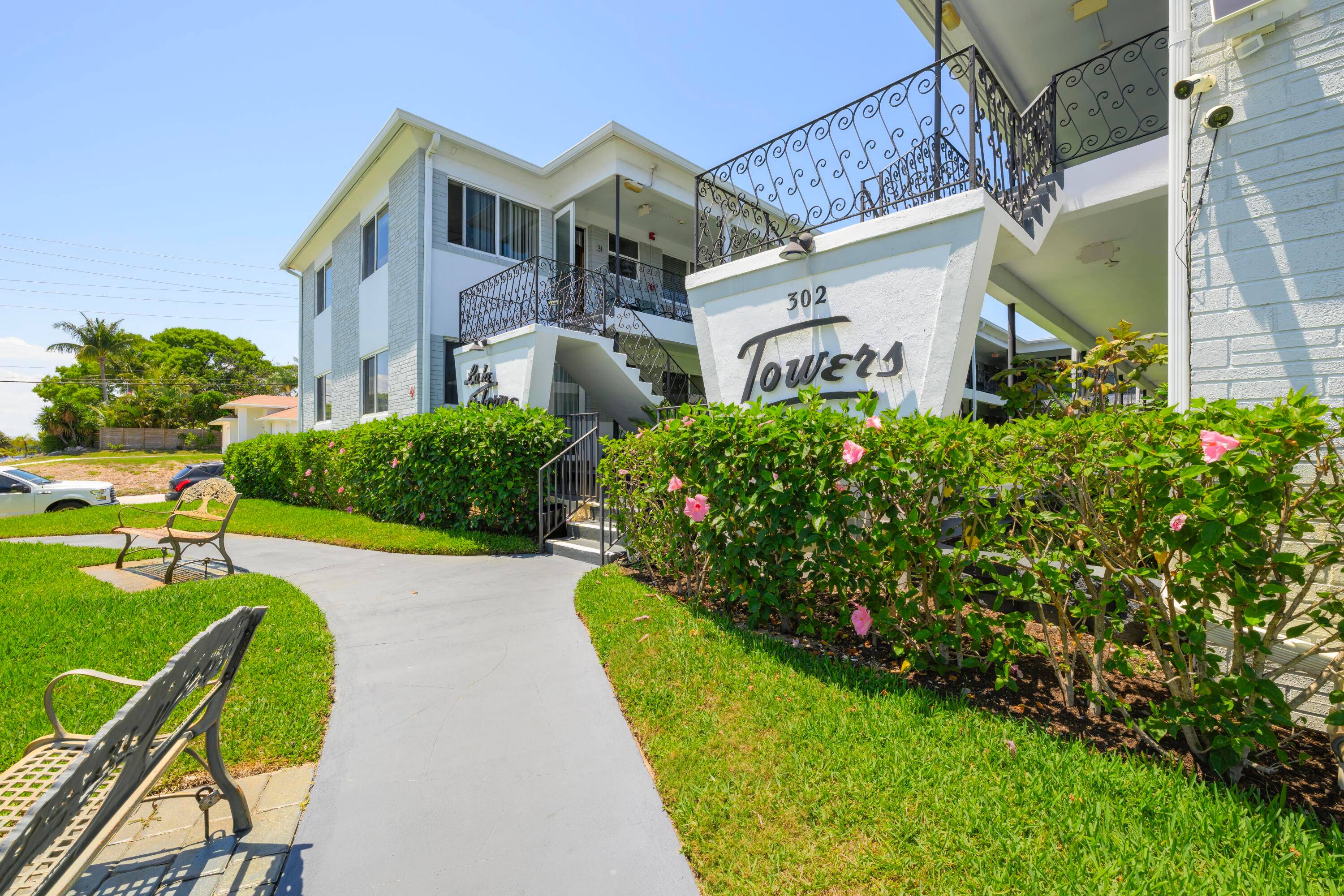 Renovated 55 1 bed 1 bath unit with a breathtaking lake view !