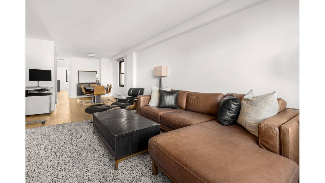 A Triple Exposure Sanctuary Large 1BR 1BA Rarely do you find a high floor corner residence that captures the light of the entire city.