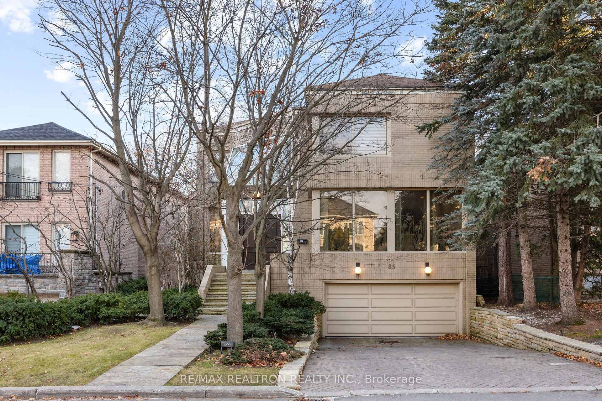 Regal Luxury Home in Prime Location !