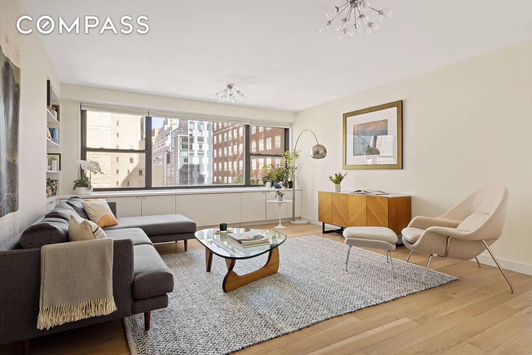Blending modern updates with classic comfort, this beautifully proportioned three bedroom plus home office residence offers a warm and understated elegance in the heart of Carnegie Hill.
