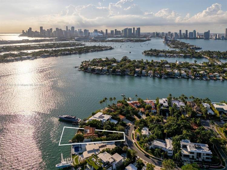 Perfect opportunity to build your dream home on the exclusive south tip of Rivo Alto Island.