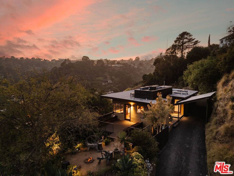 8715 Skyline Dr 2BR Hollywood Hills East La