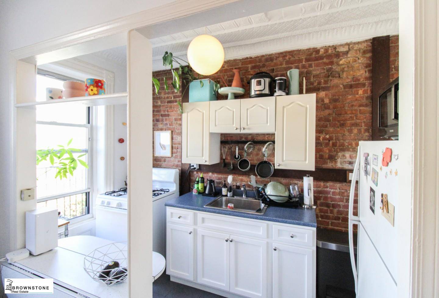 3rd Place is picturesque Carroll Gardens deep, lush front gardens, wide and majestic brownstone townhouses, and characteristic tranquility and privacy.