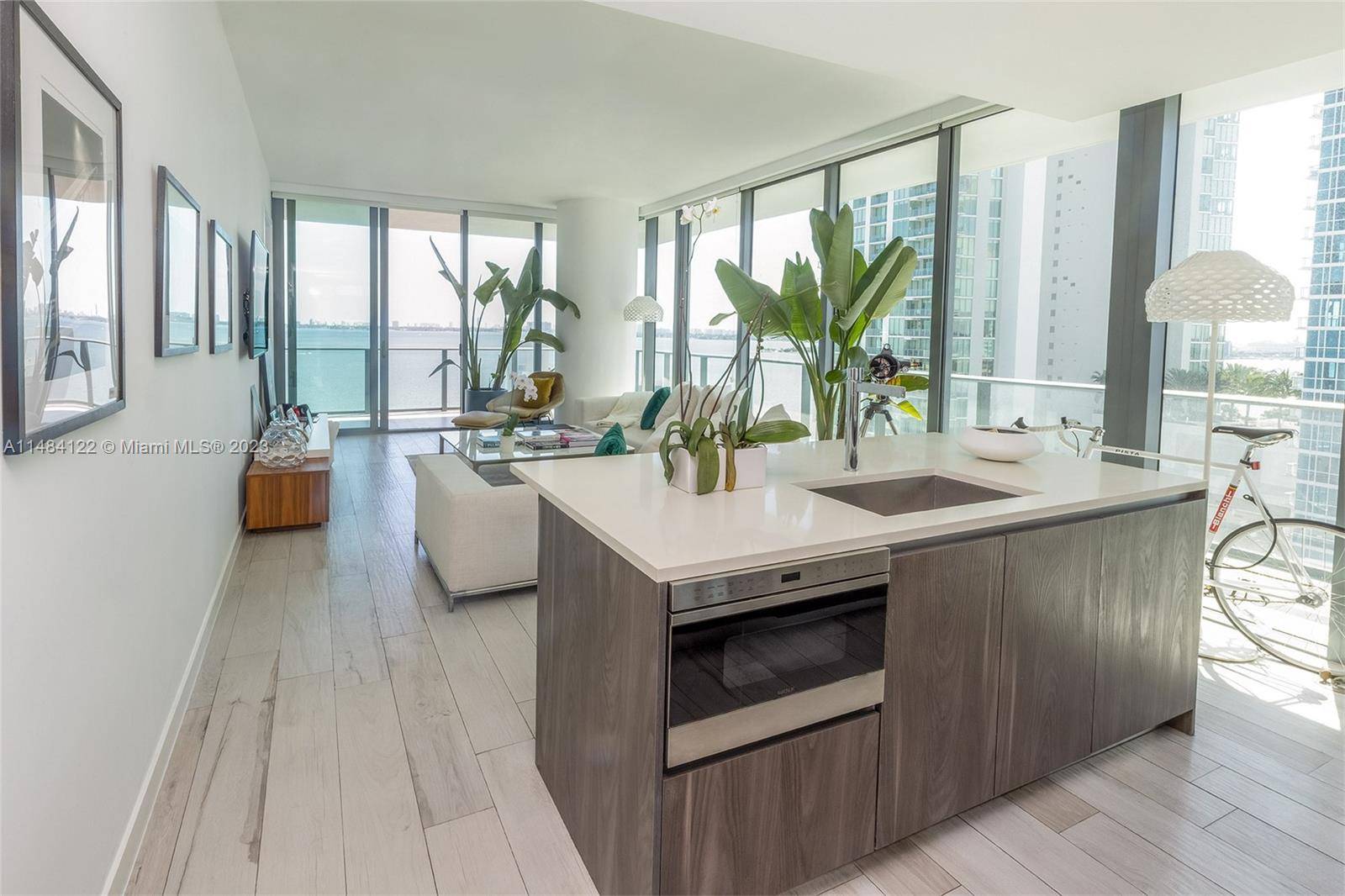 Stunning flow through unit featuring 4 bed 4.