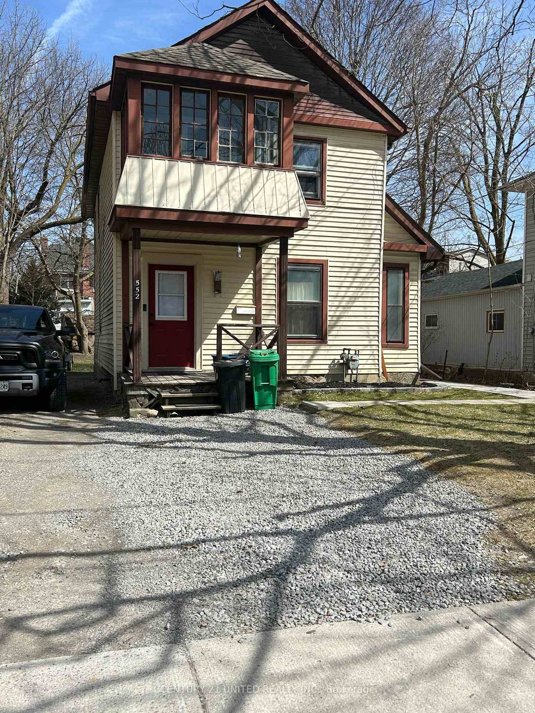 Upper unit of a Duplex, this well maintained and spacious 2 bedrooms and 1 bathroom apartment is located on the edge of Downtown Peterborough.