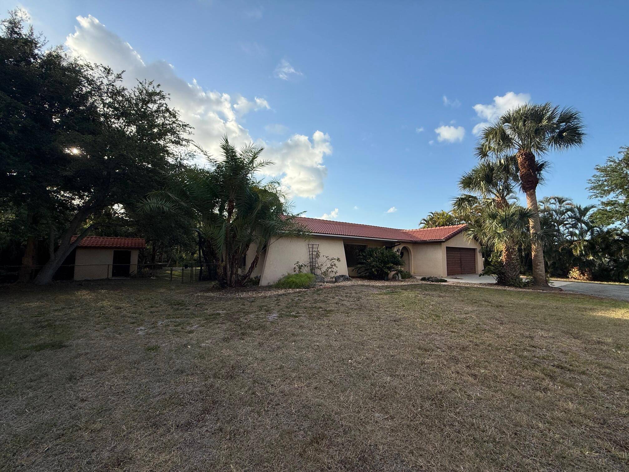 Old Florida feel on this fully fenced 1 acre lot.