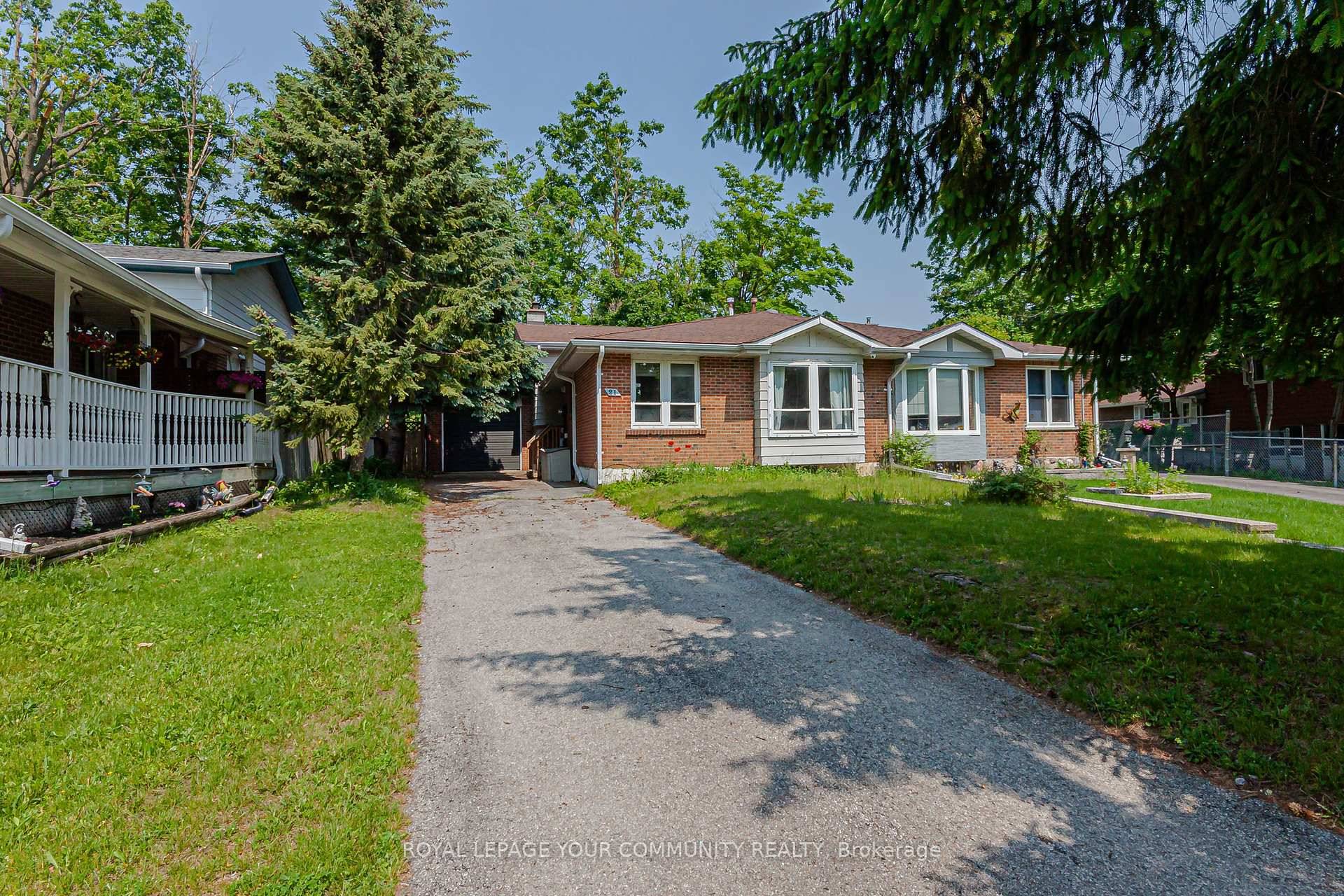 Welcome to this spacious and well maintained 3 1 bedroom, 4 level backsplit located in a desirable neighborhood in Barrie !