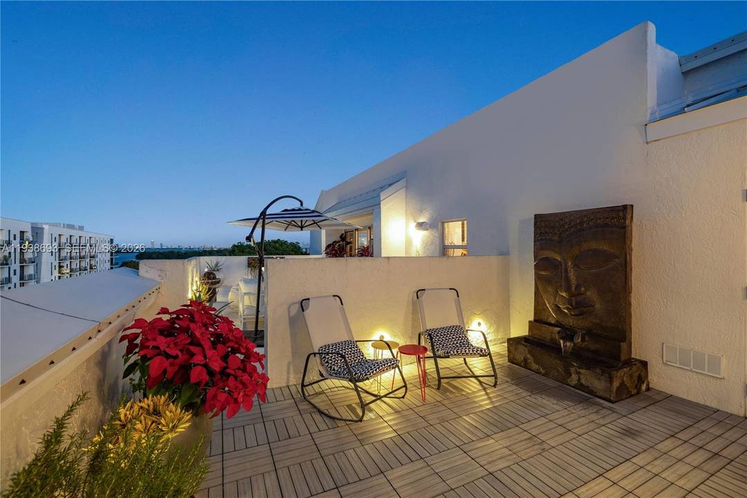 Live large in this gorgeously updated, two bedroom, two ensuite bath, Nirvana Condo Penthouse corner residence !