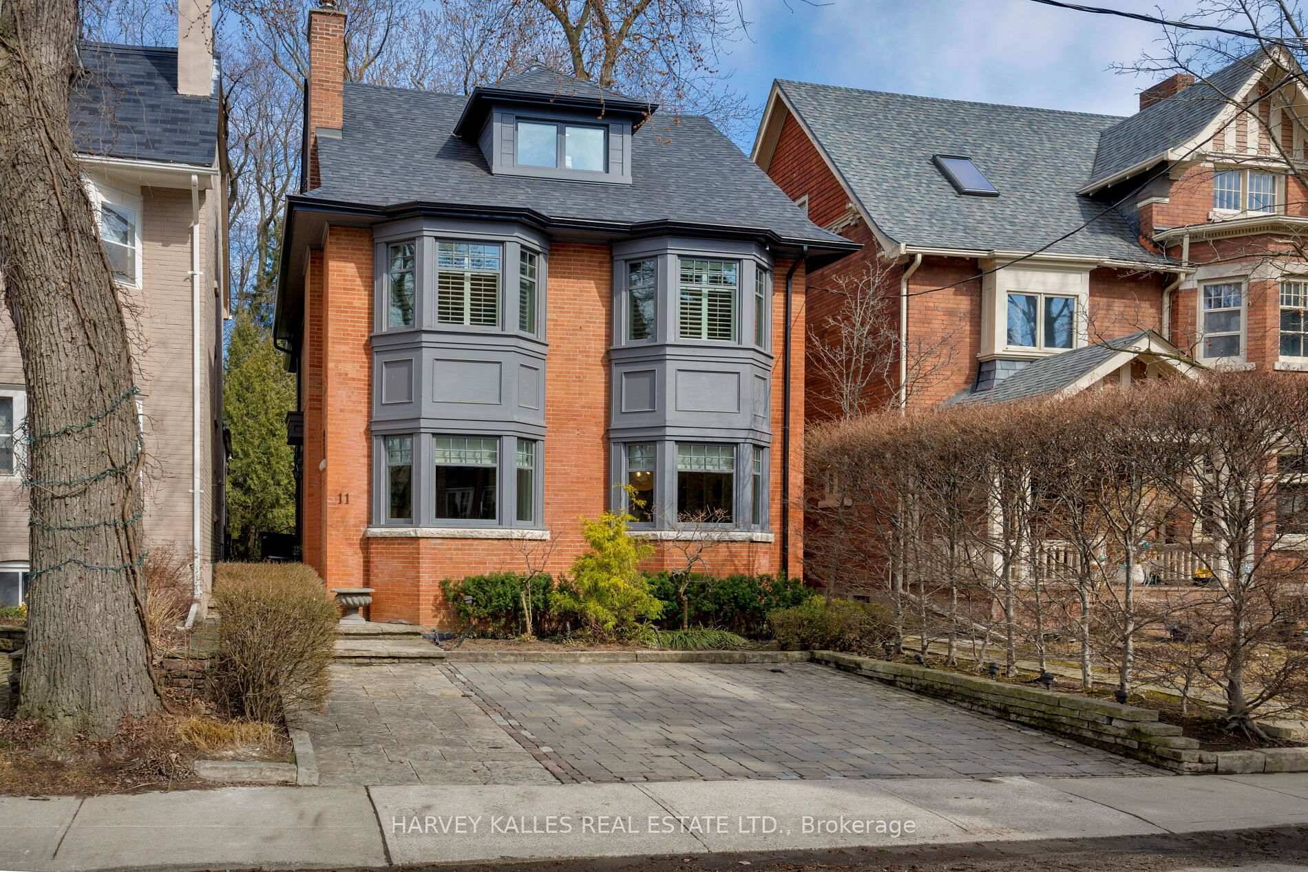 Nestled in prime South Rosedale amp ; featured in 'Style at Home' Magazine this stunning 4BR plus office, 5 bathroom family home sits on a rare 35 by 150 foot ...